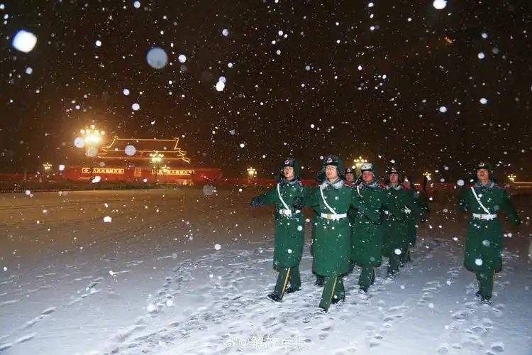 坚守!武警官兵风雪中执勤 - 中国军网