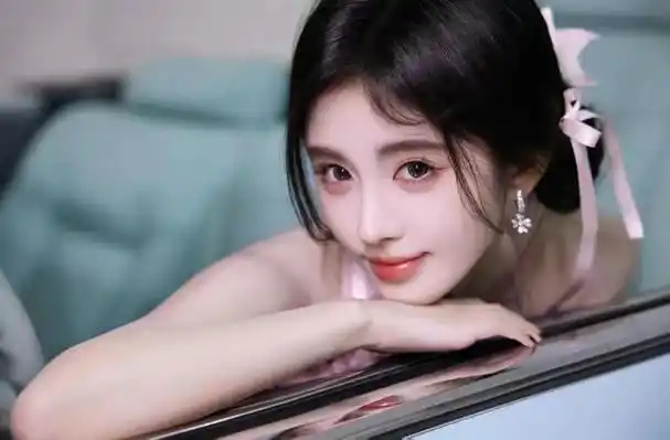 同时,鞠婧祎也为该剧演唱了片头曲《芙蓉》插曲《古画》,片尾曲《梦渡