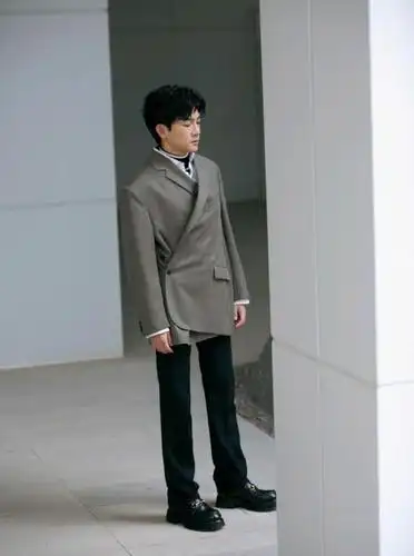 苏有朋:将头发梳成大人模样,穿一身帅气西装