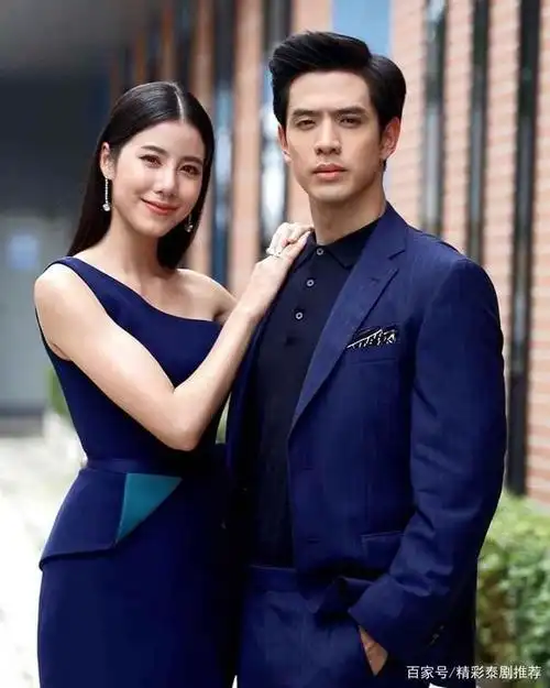 在泰剧《沙风暴》中,饰演男主的是泰国男星film(昵称:小总裁),他凭借