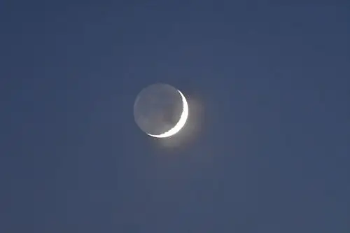 2020年12月17日(农历十一月初三)17:35,400毫米焦距镜头拍摄月亮图