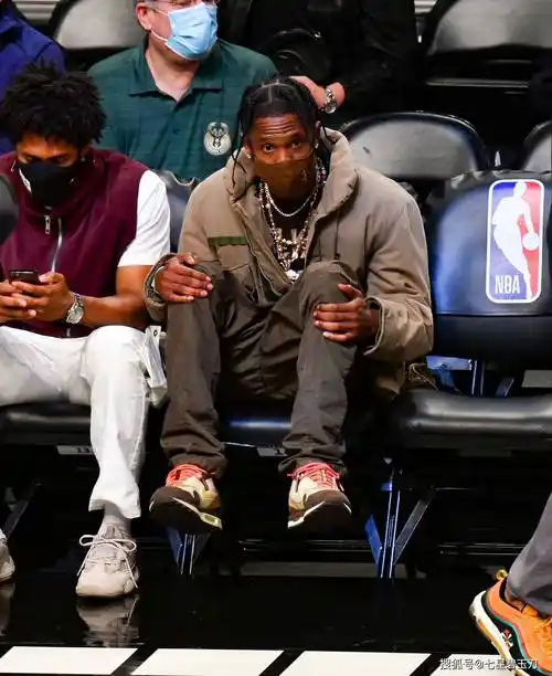 travis scott air max 1 "cactus jack" 鞋款采用棕色及乳白色打造