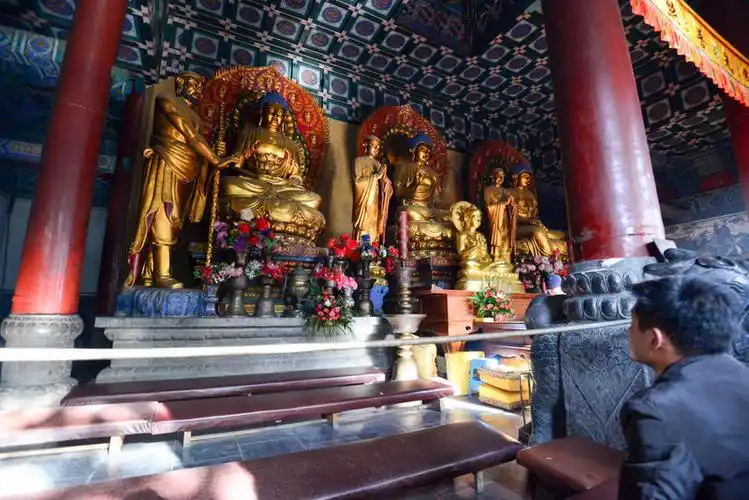 大雄宝殿内正中供奉的是释迦牟尼如来佛(现世佛),左边是东方净琉璃