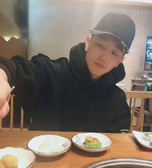 张馨予为何捷庆生身后婴儿床抢镜何捷几岁了个人资料