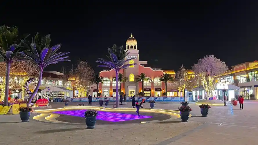 北京花乡奥莱村夜景