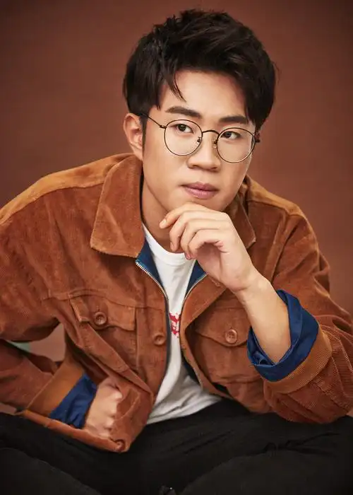 王亮初冬写真玩转复古,喜剧少年还有这一面