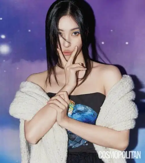 李宣美九月刊时尚画报湿黑长直发型又飒又酷说是时尚的宠儿都不为