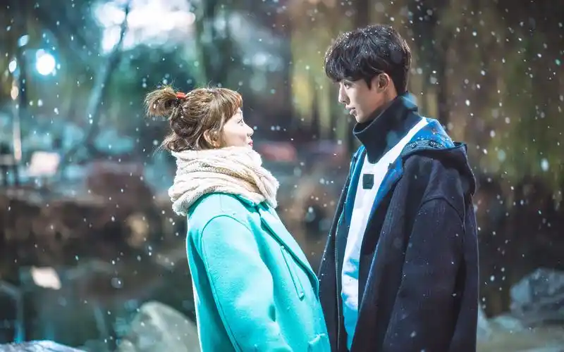 韩剧《举重妖精金福珠》雪中亲吻唯美剧照高清壁纸