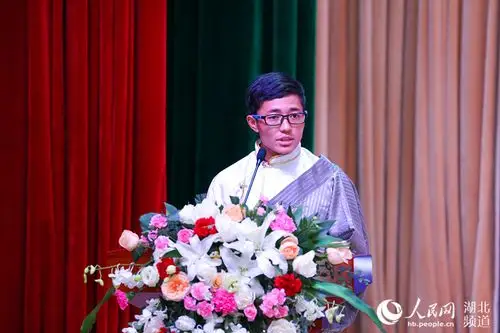 学生获奖代表益西多吉发言