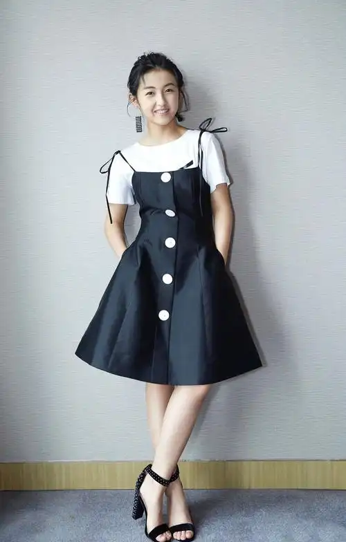 张子枫穿绿色皮裙清新又养眼,直到看见全身照,网友:真的很亲民