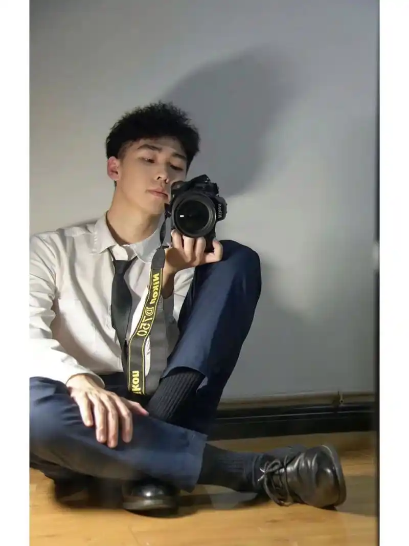 自拍的正装黑袜帅哥