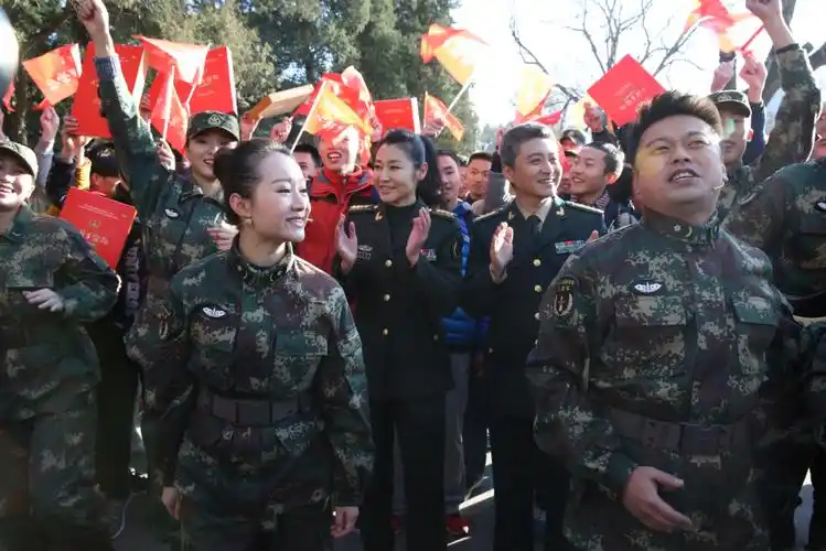 火箭军文工团清华放歌 王玮玮激情唱响《让导弹飞》 - 音乐演出 - 中