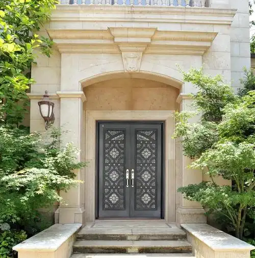 不像以前住的地方有个瓦遮头就算,现在的别墅是艺术和安全的结合体