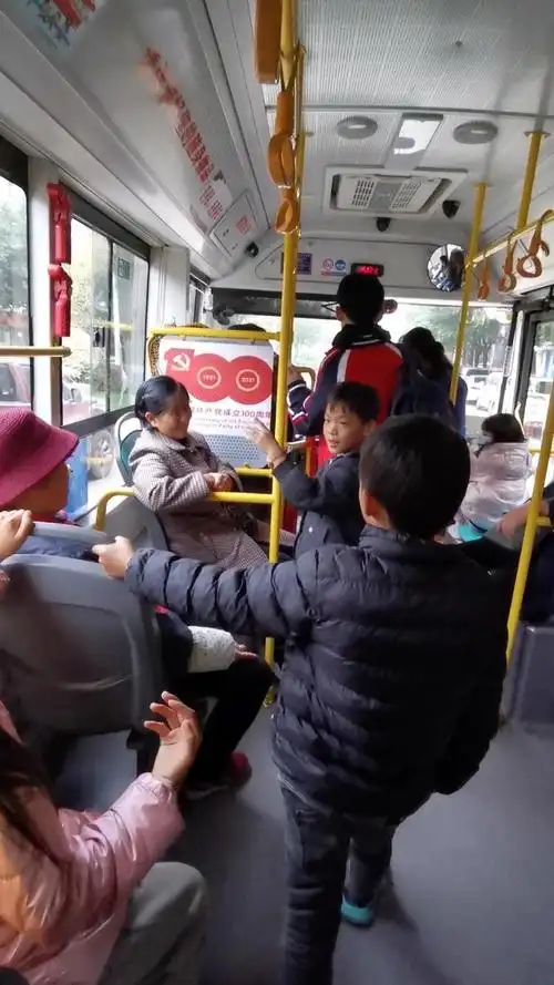 宣威小学生上演教科书式让座