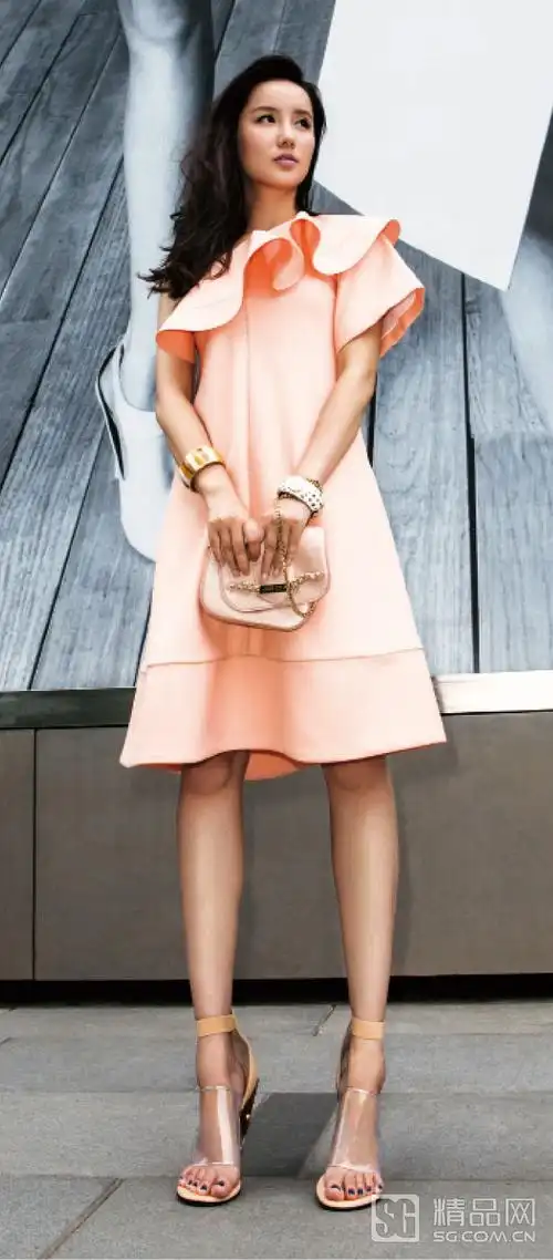 藕粉色连衣裙 透明塑质高跟鞋