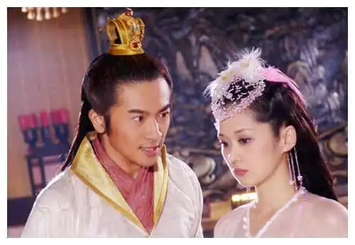 皇帝老子很有可能塞个嫁不出去的丑陋公主给你,驸马还得叩谢天恩.