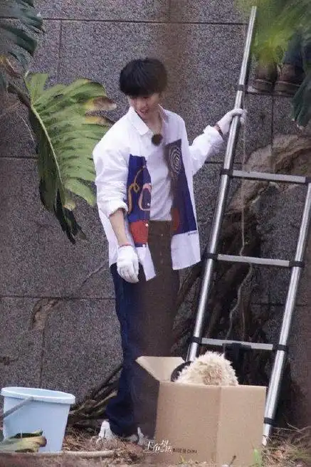 马嘉祺小熊花园江门路透 小马白衬衫牛仔裤,清纯大帅哥|马嘉祺_新浪