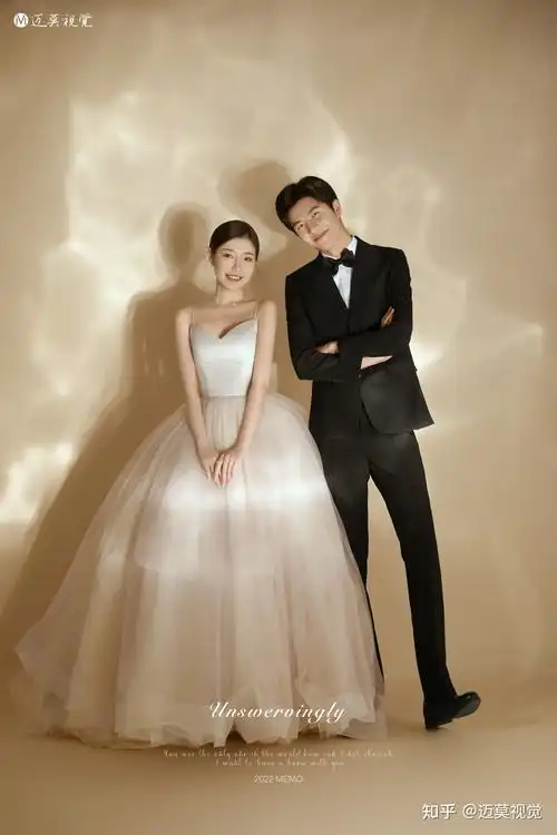 用光影的朦胧和温柔来诠释爱情最纯粹的一面,是一眼就沦陷的婚纱照