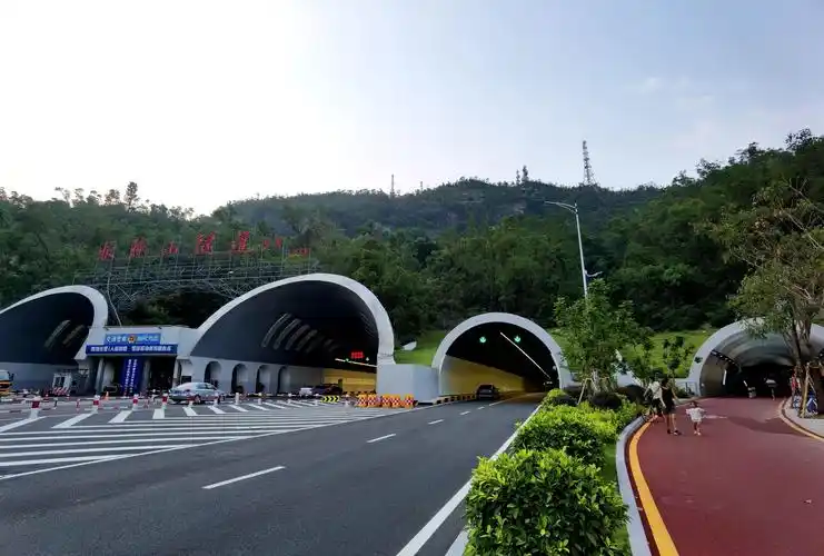 其实,此行目的是板樟山隧道,近日的网红打卡点.