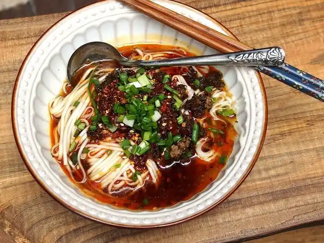 给单身狗的重口小面红油芽菜臊子面