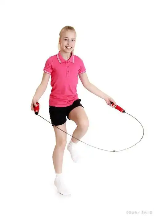 首先第一个我们要学会如何去调整我们的跳绳长度,首先两只脚踩在踩在
