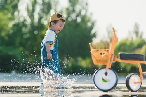 踩水坑——南宁市吉祥路幼儿园中一班幼儿自主游戏活动