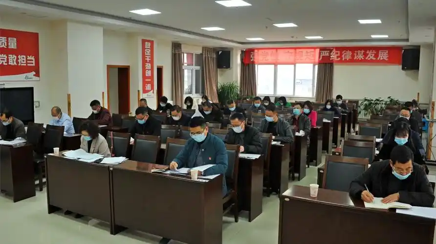 与会人员全程戴口罩,拉开距离就座