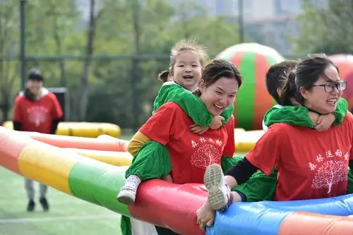 星摇篮教育集团大型趣味亲子活动"森林运动会".