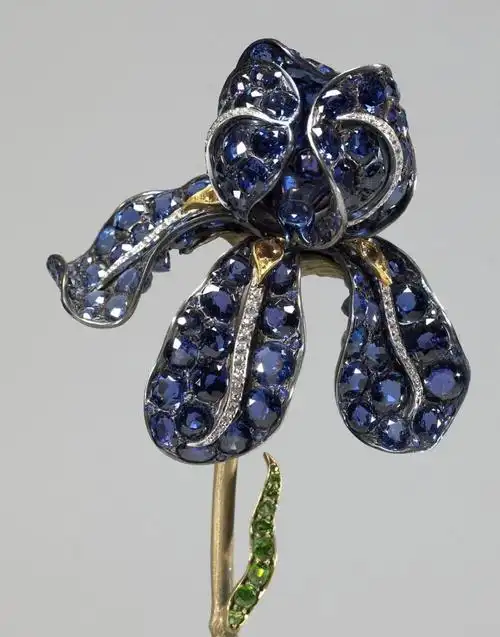 tiffany在1900年巴黎世界博览会上展出的一朵鸢尾花,使用黄金合金