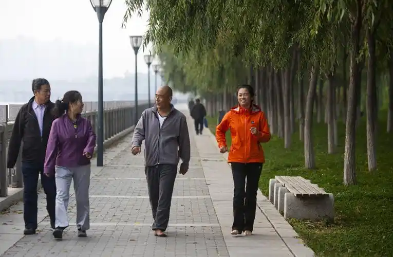 长春一对夫妻光脚行走大半年