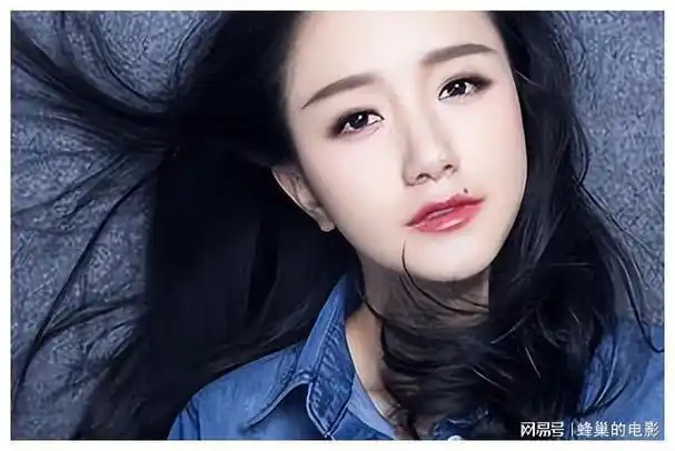 她是黄轩前女友,为救患癌父亲当演员,现在40岁点痣后认不出