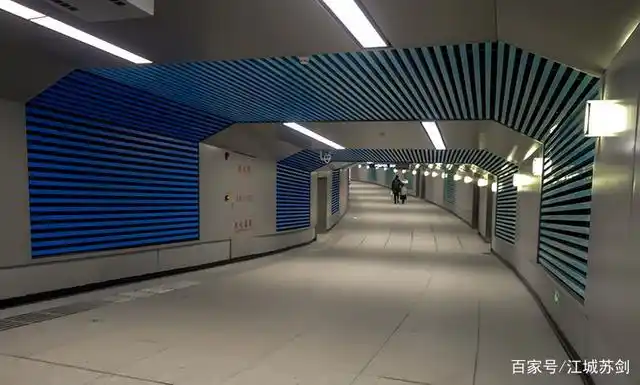 亚洲最复杂地下交通枢纽武汉光谷广场综合体地下人行环形通道印象