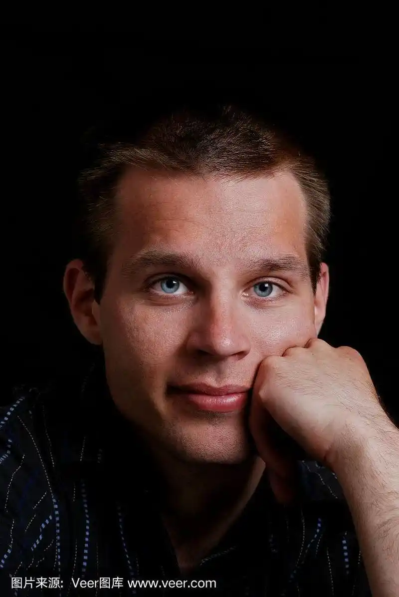 蓝眼睛的年轻人