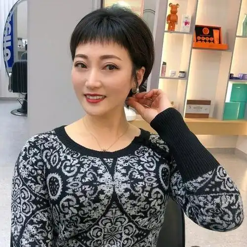 50岁女人显年轻的发型(50岁女人显年轻的发型有哪些)-天晟网