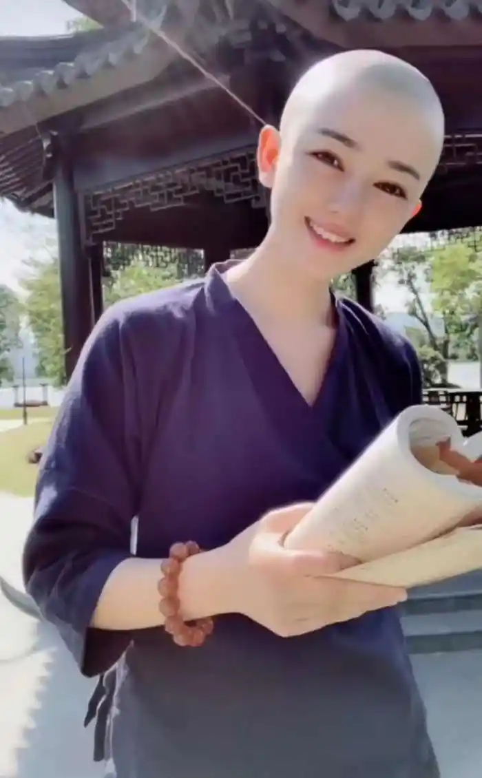 "光头"女生走红,网友:"全靠颜值"!