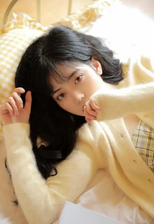 小嘴不点而赤,娇艳若滴,腮边两缕发丝随风轻柔拂面凭添几分诱人的风情