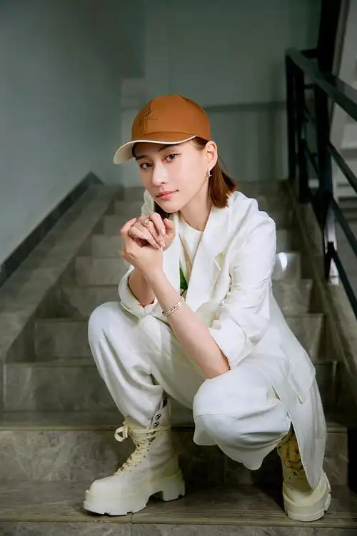 何超莲浅色look写真清爽帅气穿西服搭印花t展甜飒魅力