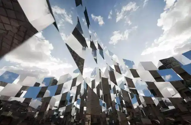 上海魔幻的镜面装置带你体验灵魂出窍的感觉