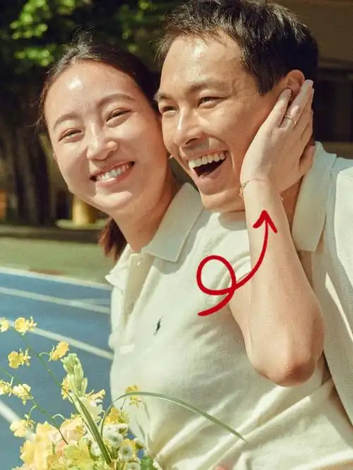 杨佑宁妻子结婚照都不摘的手链75是redline