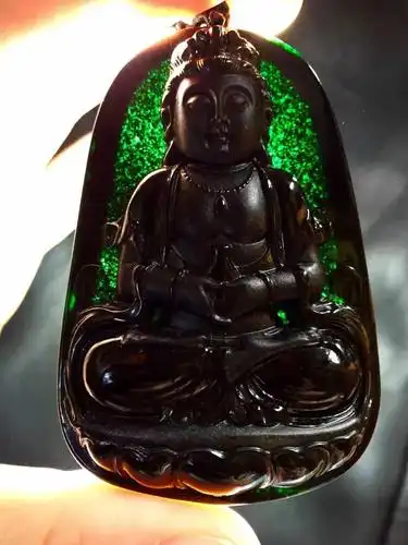 黑色吊坠在阳光下成褐色是墨玉吗