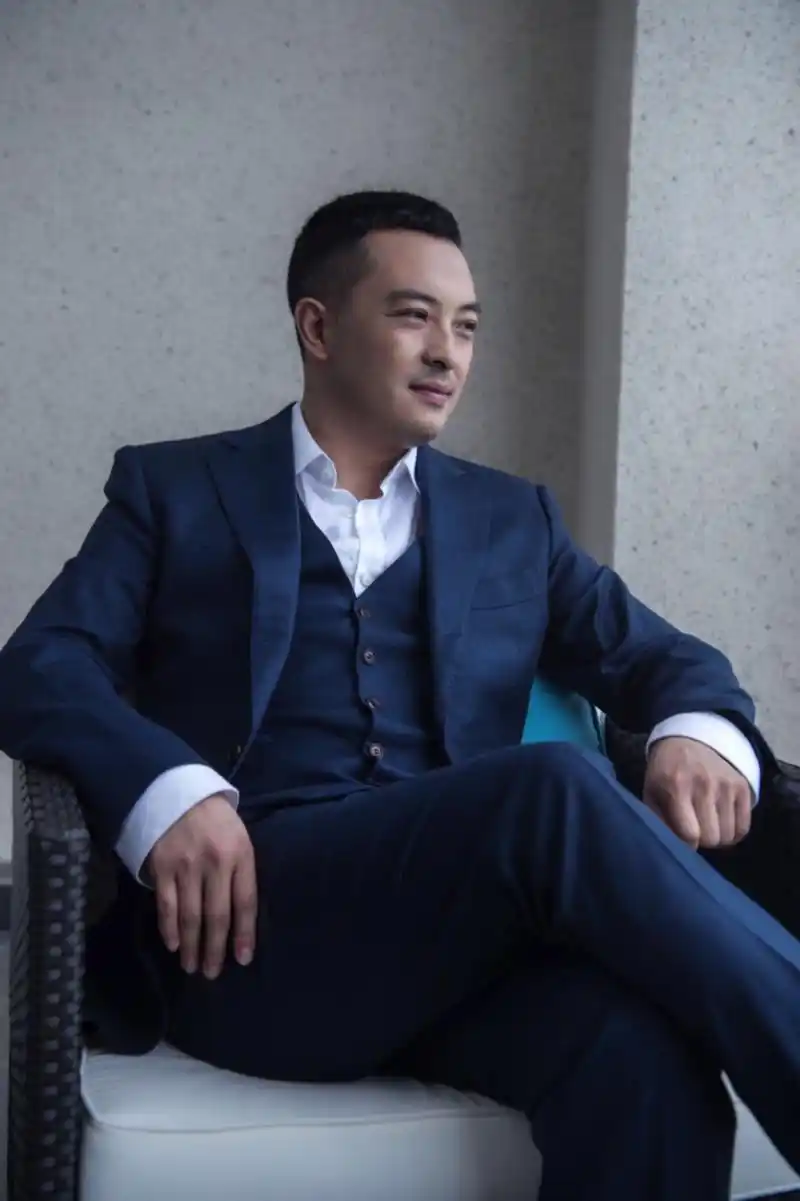 近日,实力演员富大龙曝光了一组时尚西装写真.