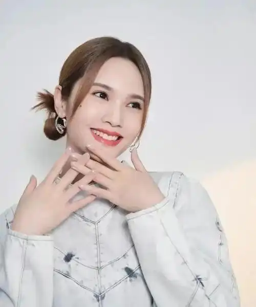 公祭日杨丞琳被扒从不发文,李荣浩评论区沦陷,被喊话管管你老婆