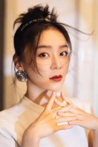 袁姗姗 最新一组写真大片曝光,她身穿简约白t恤