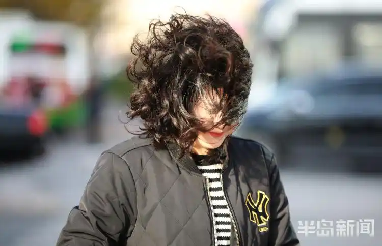 大风吹得头发乱