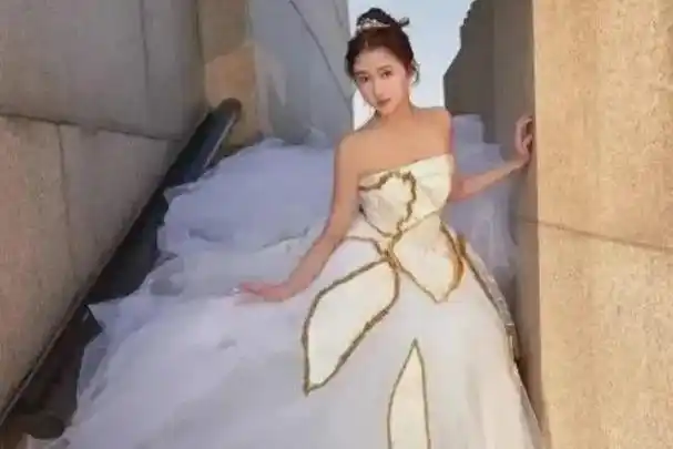 鹿晗关晓彤公开晒婚纱照婚期将近