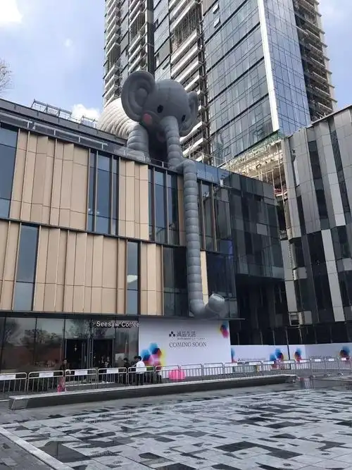 "bubblecoat elephant抱抱象"大型永久性公共艺术装置为万象天地量身