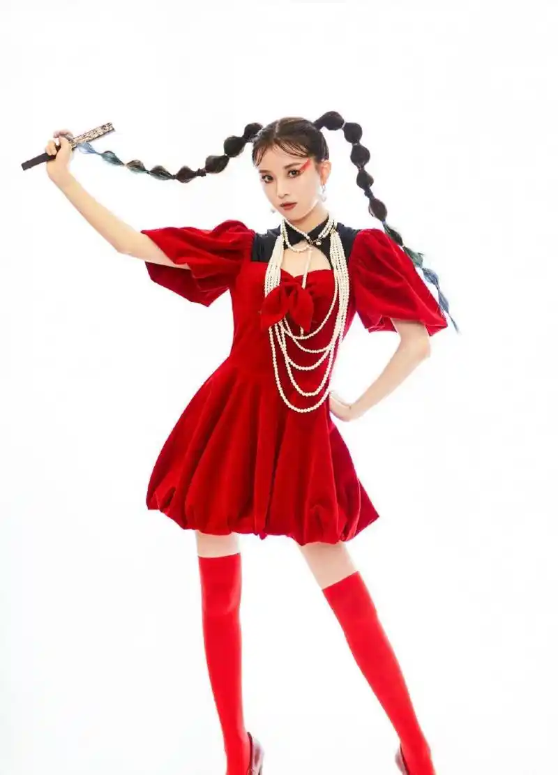 她是《明日之子》女生季的亚军,今穿复古丝绒裙,配灯笼辫好俏皮