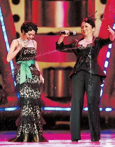 小s和陶子主持时突然胸部奶水四射