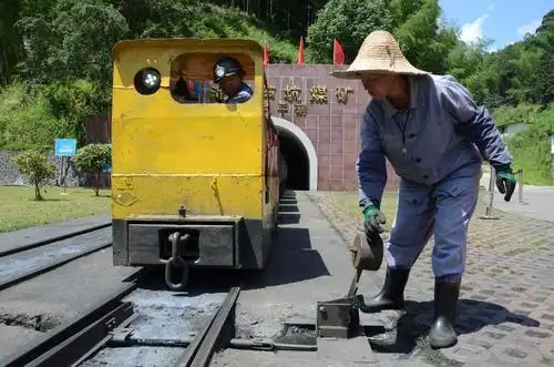 在高温下坚守岗位的矿工夫妇_煤炭人__中国煤炭网