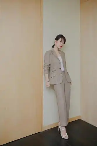 杨紫 出发《沉默的证人》首映礼红毯look来咯